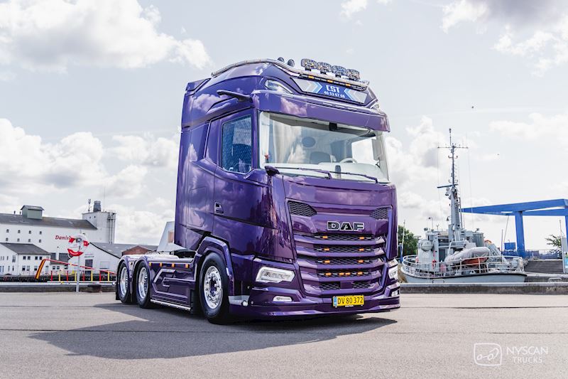 Et kunstværk af en DAF XG+ 530 til CST Transport