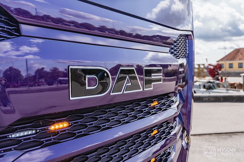 Et kunstværk af en DAF XG+ 530 til CST Transport