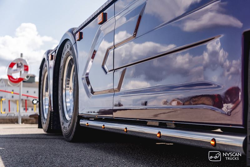 Et kunstværk af en DAF XG+ 530 til CST Transport
