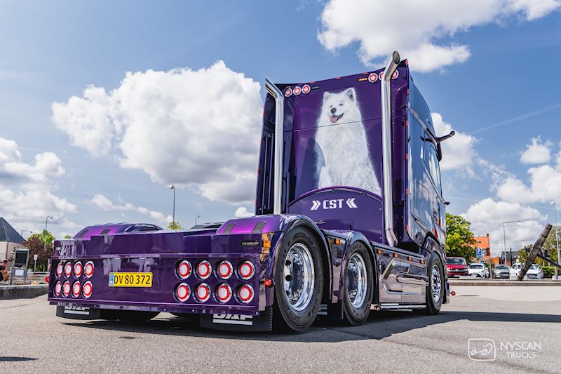 Et kunstværk af en DAF XG+ 530 til CST Transport